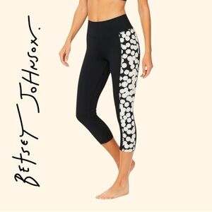 Betsey Johnson Cropped Leggings with Graphic Side Panel Size Medium